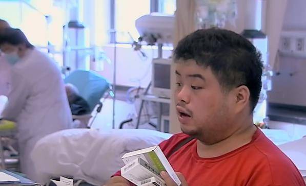 父亲病危没钱治疗,儿子无奈四处借钱,归来时父亲却没了_肖斌_病情_肖