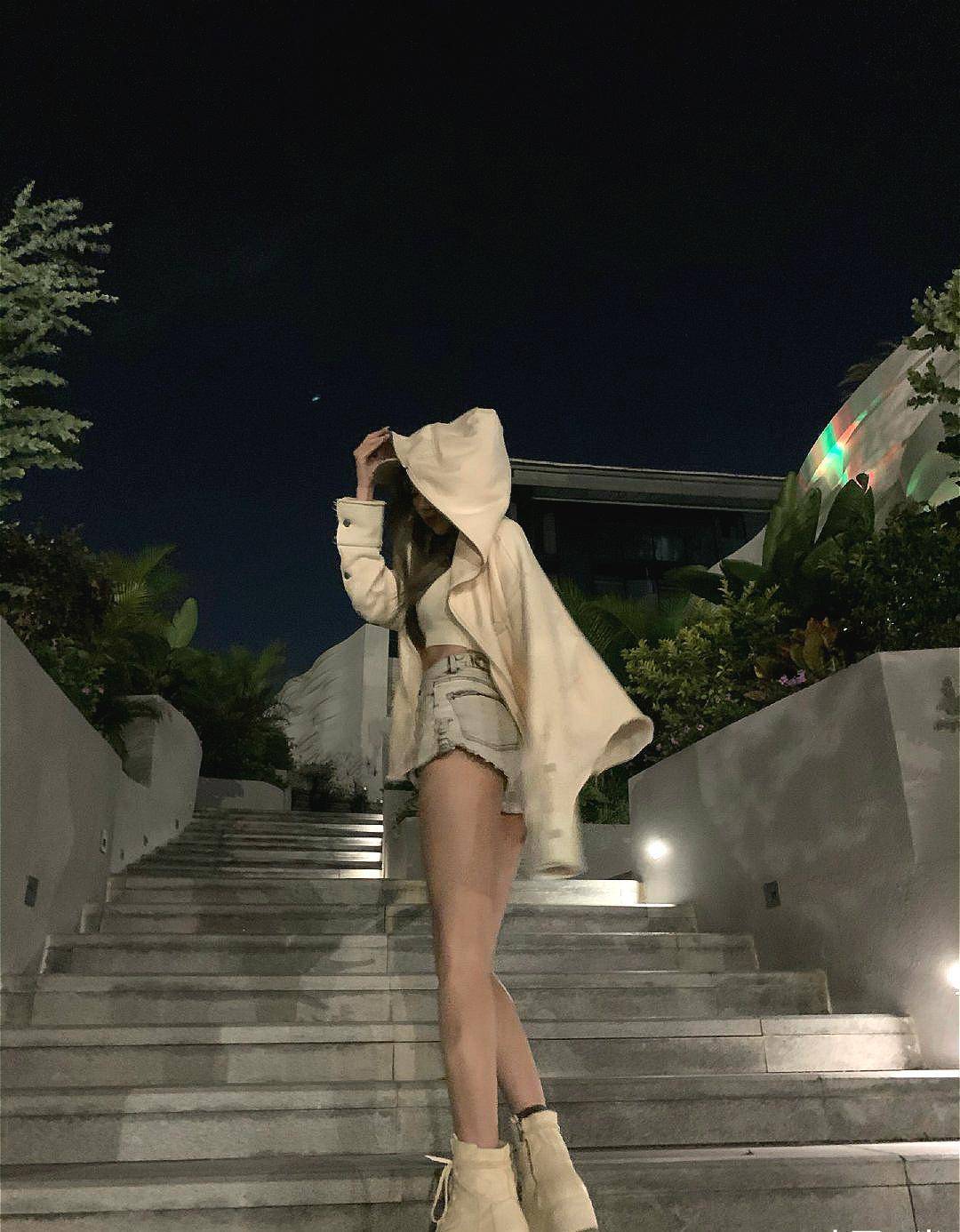 虽然不太懂腐团儿为什么偏爱银灰色头发,但搭配这身穿