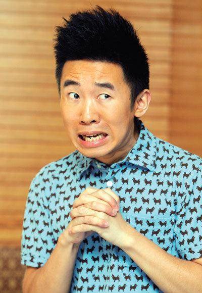 他也因为长相被嫌弃,但从小他就自带幽默细胞,对段子和小品非常喜欢