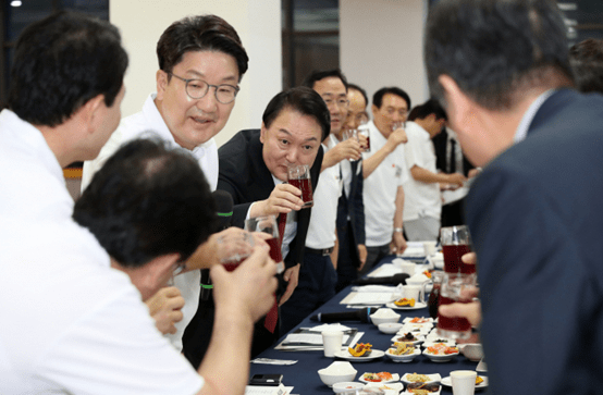 参加完尹锡悦“不喝酒”聚餐当晚，韩议员与记者对酒当歌视频曝光