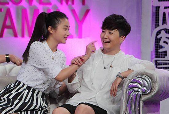 关晓彤和姐姐关晓丹颜值天壤之别,一个是大明星,一个卖拉面_鹿晗_当红