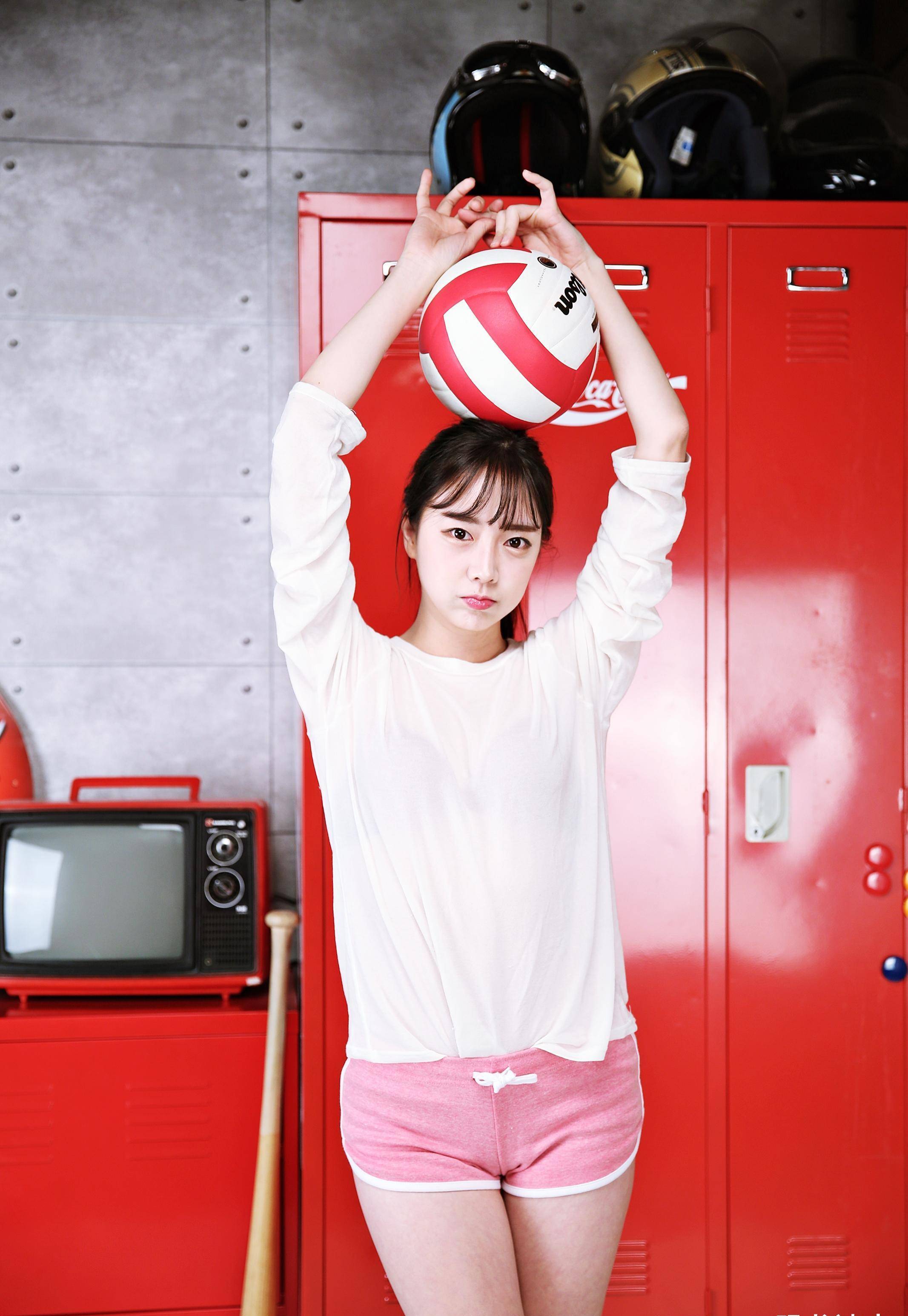 穿运动短裤的青春女生,柔柔弱弱的样子,看起来楚楚动人_上衣_美女