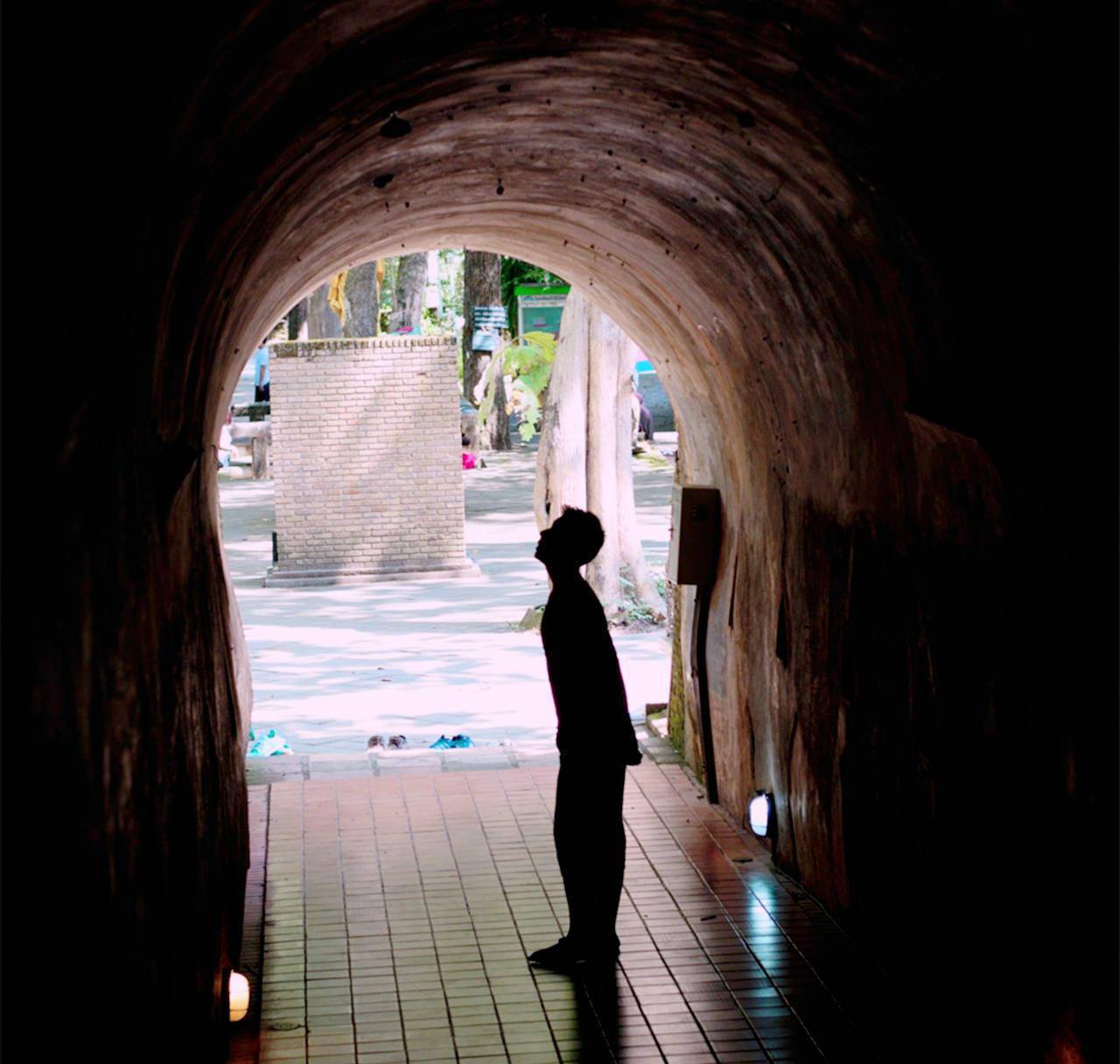 阴暗潮湿隧道中藏着座宏大寺庙,历经数百年,香火鼎盛_孟寺_清迈_地方