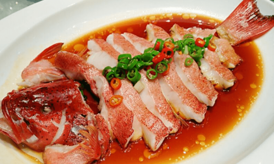 清蒸东星斑一条鱼大概有一斤左右,看起来肉质特别新鲜,改花刀之后直接