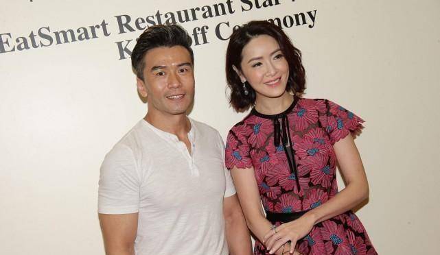 向华强侄女向海岚挺有魄力,同龄人难驾驭的梅子色,她穿得挺适合_印花