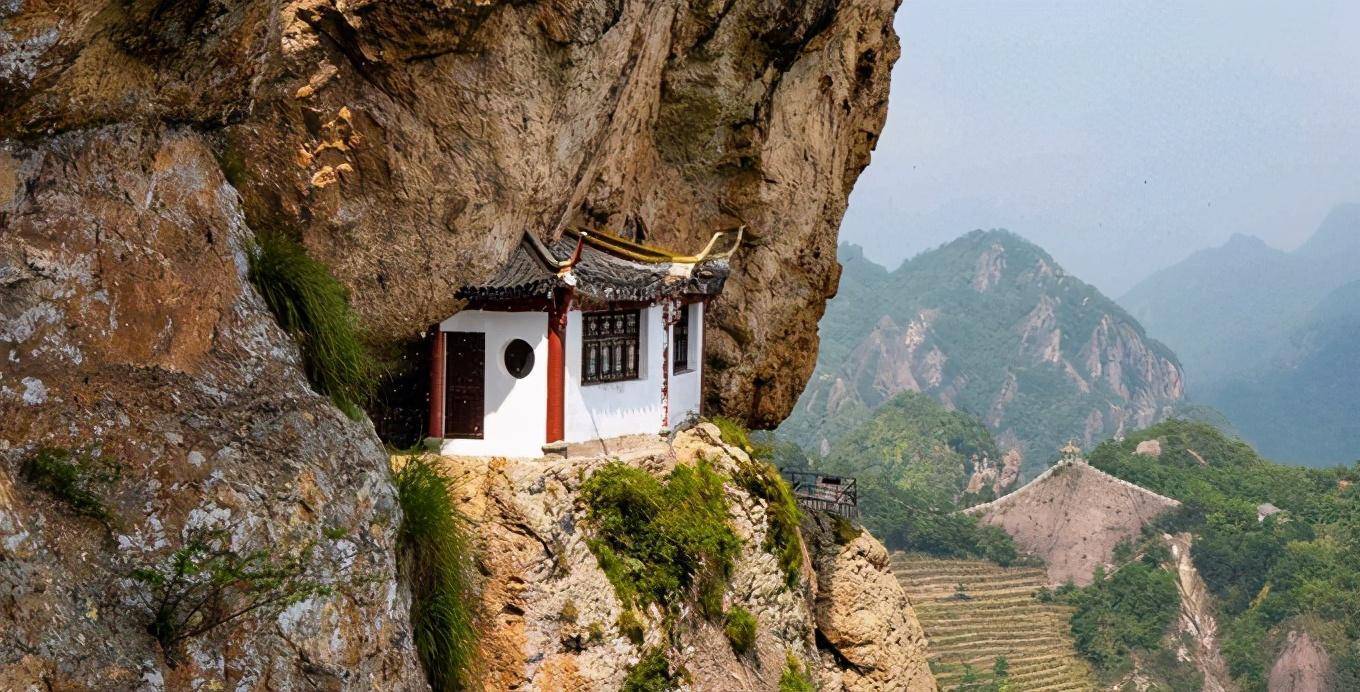 浙江雁荡山方洞,悬崖峭壁间架悬空铁桥,观光栈道边就是万丈深渊_景区