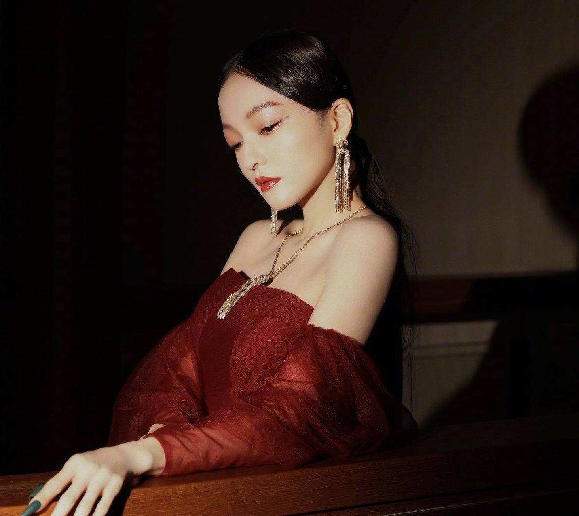 张韶涵亮相出镜活动,穿宫廷风朱砂长裙时尚十足,39岁还像少女_身材_新