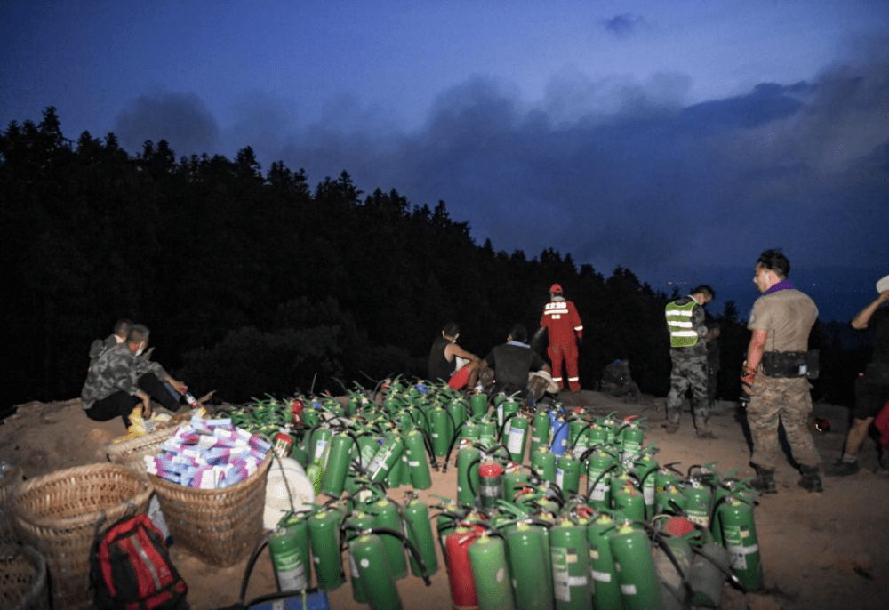 致敬平凡英雄!_重庆_山火_救援