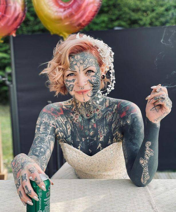 芬兰网红穿上婚纱搭配纹身很美,携手新郎向粉丝炫耀独特婚礼_亚历山德