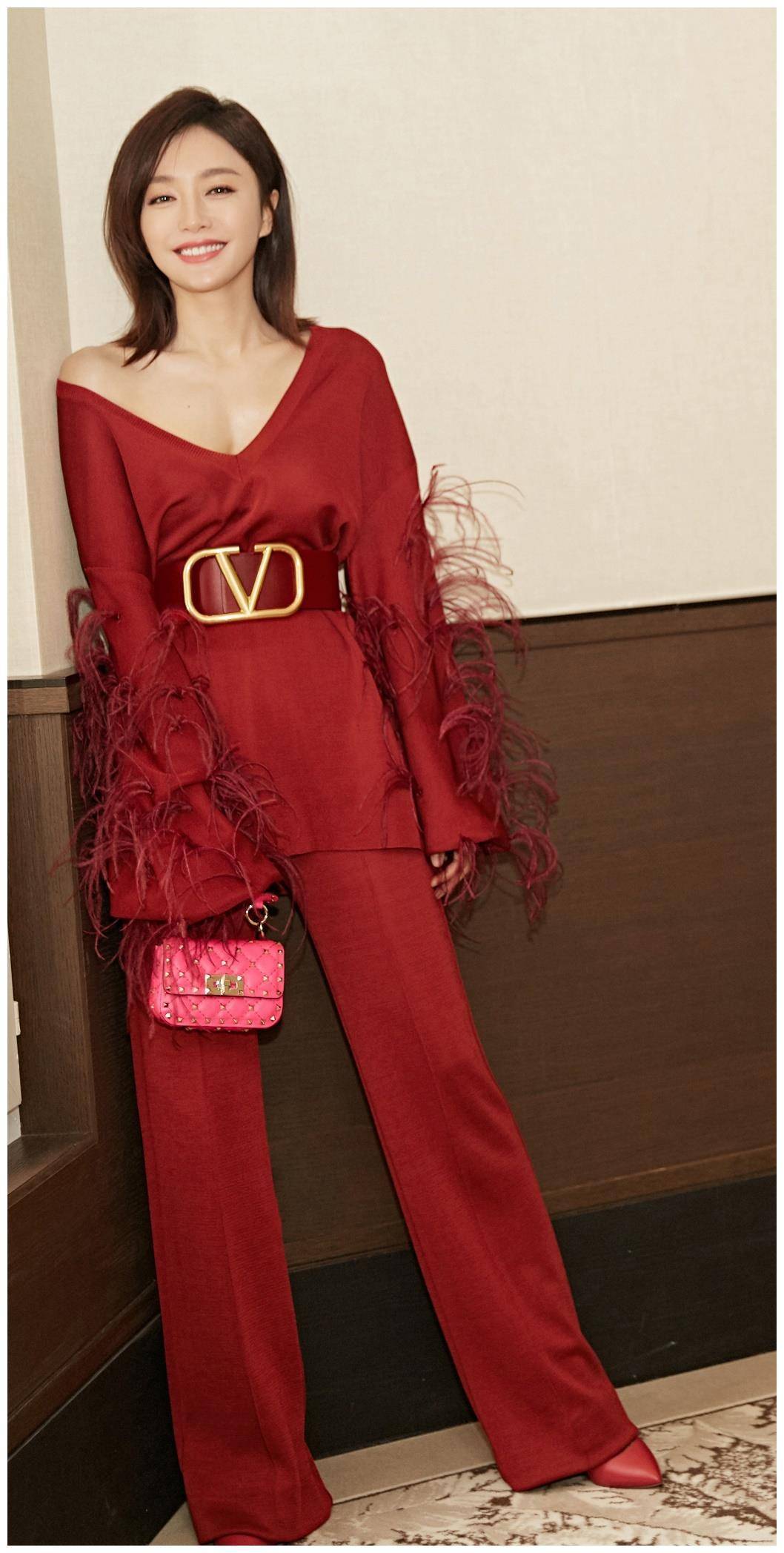 秦岚气质迷人,一袭深v红装出席时装周美成焦点,高级又大气_红色_礼服