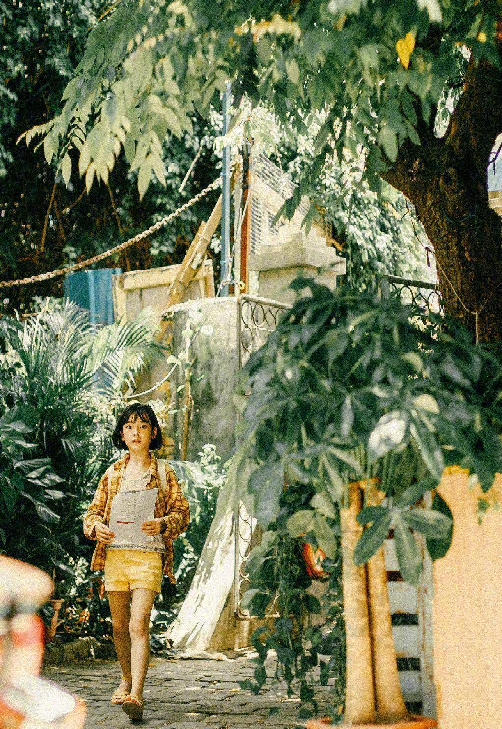 荣梓杉一身潮装走机场,大脚丫比长腿还抢镜_剧中_时尚_史彭元