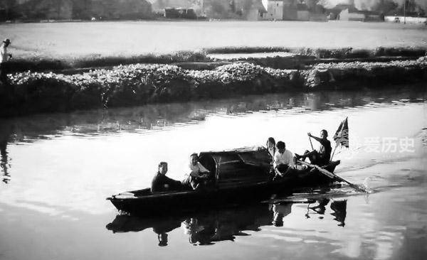 八十年代初绍兴老照片：穿梭水乡的乌篷船咸亨酒店里品黄酒