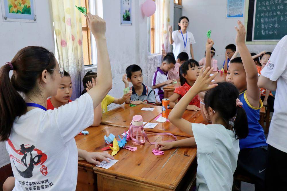 开拓者队在梅州市五华县为留守儿童举办"乡村夏令营"行者队队长贺诗琴