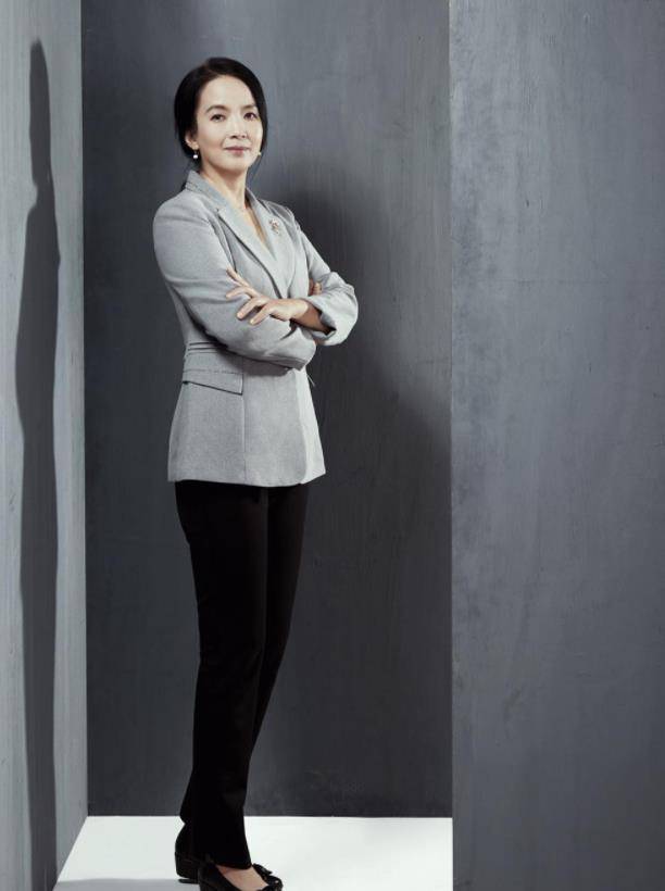 吕丽萍就把灰色西装外套和黑色小脚裤搭配在一起,足部还搭配高跟鞋