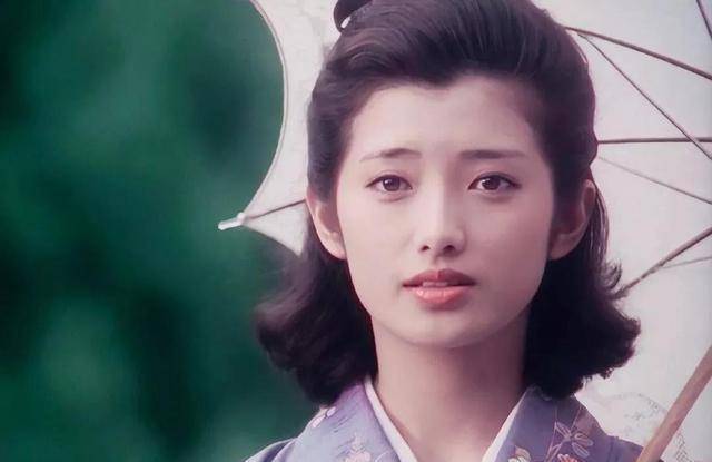 樱花女神山口百惠,素净穿搭真时髦,一颦一笑的优雅气质藏不住