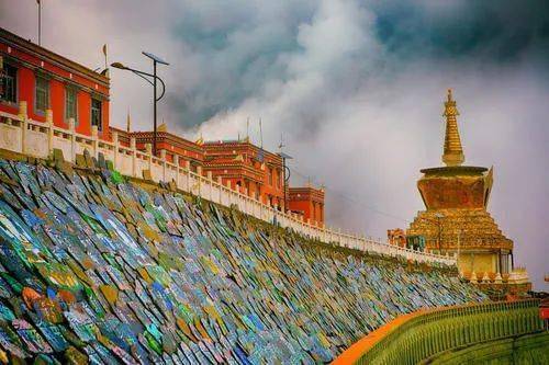 住宿:观音桥(海拔2800m)一早拍摄完藏寨的晨曦,下到金川河谷,沿河谷而