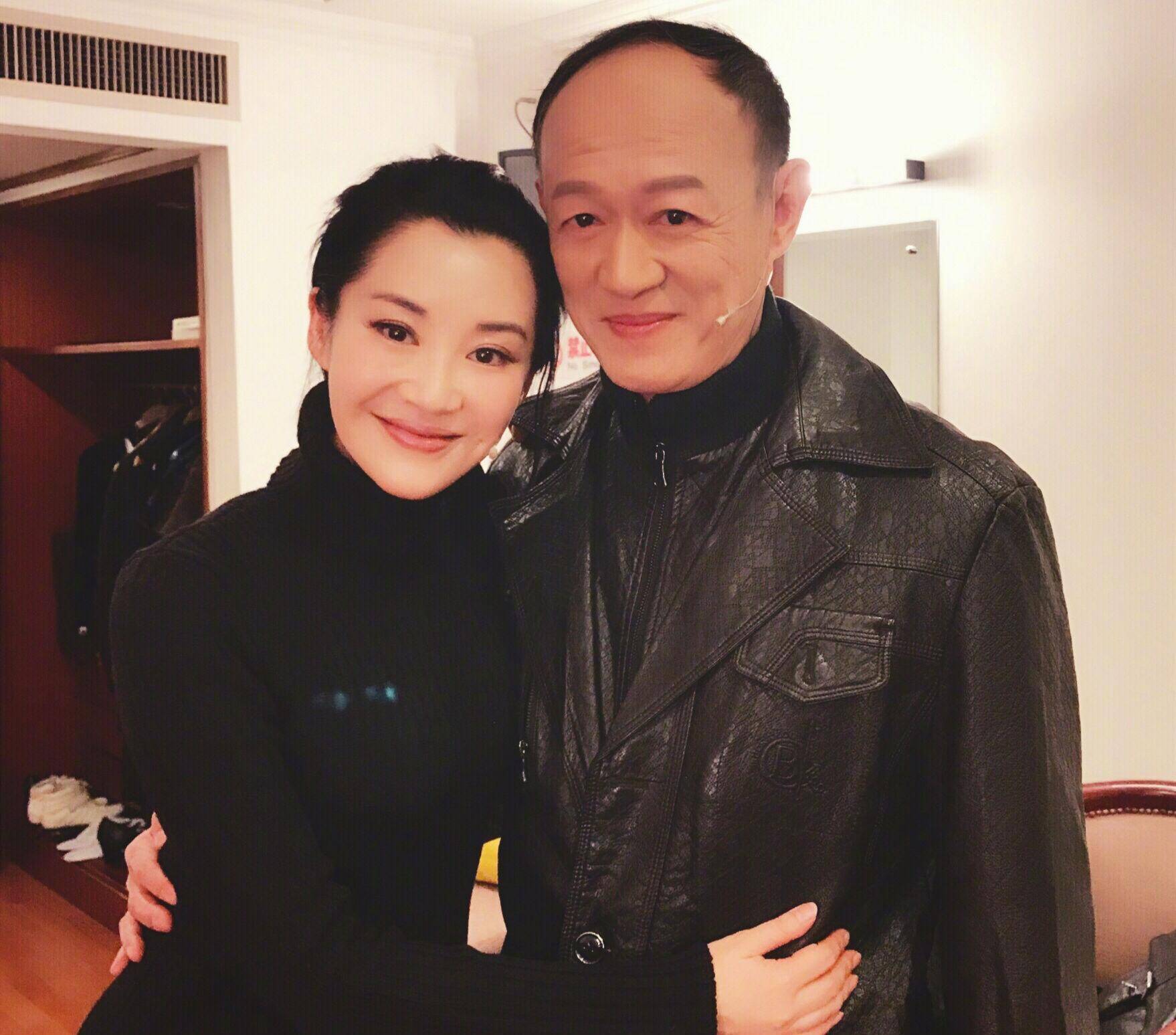 57岁时为爱迎娶22岁学生,60岁喜得龙凤胎_金士杰_爱情_叶雯