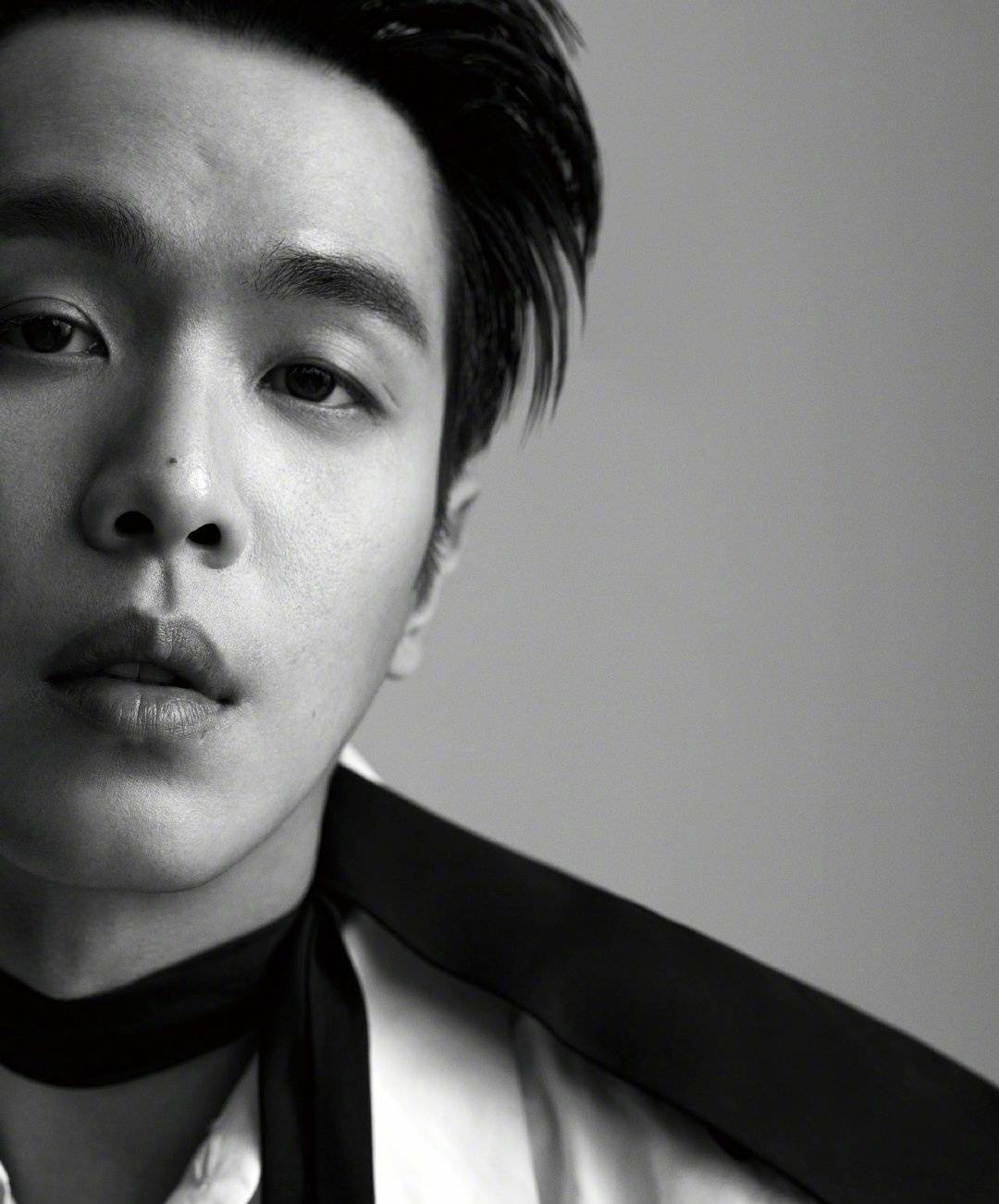 张若昀手持棉花糖,发文:起飞了.