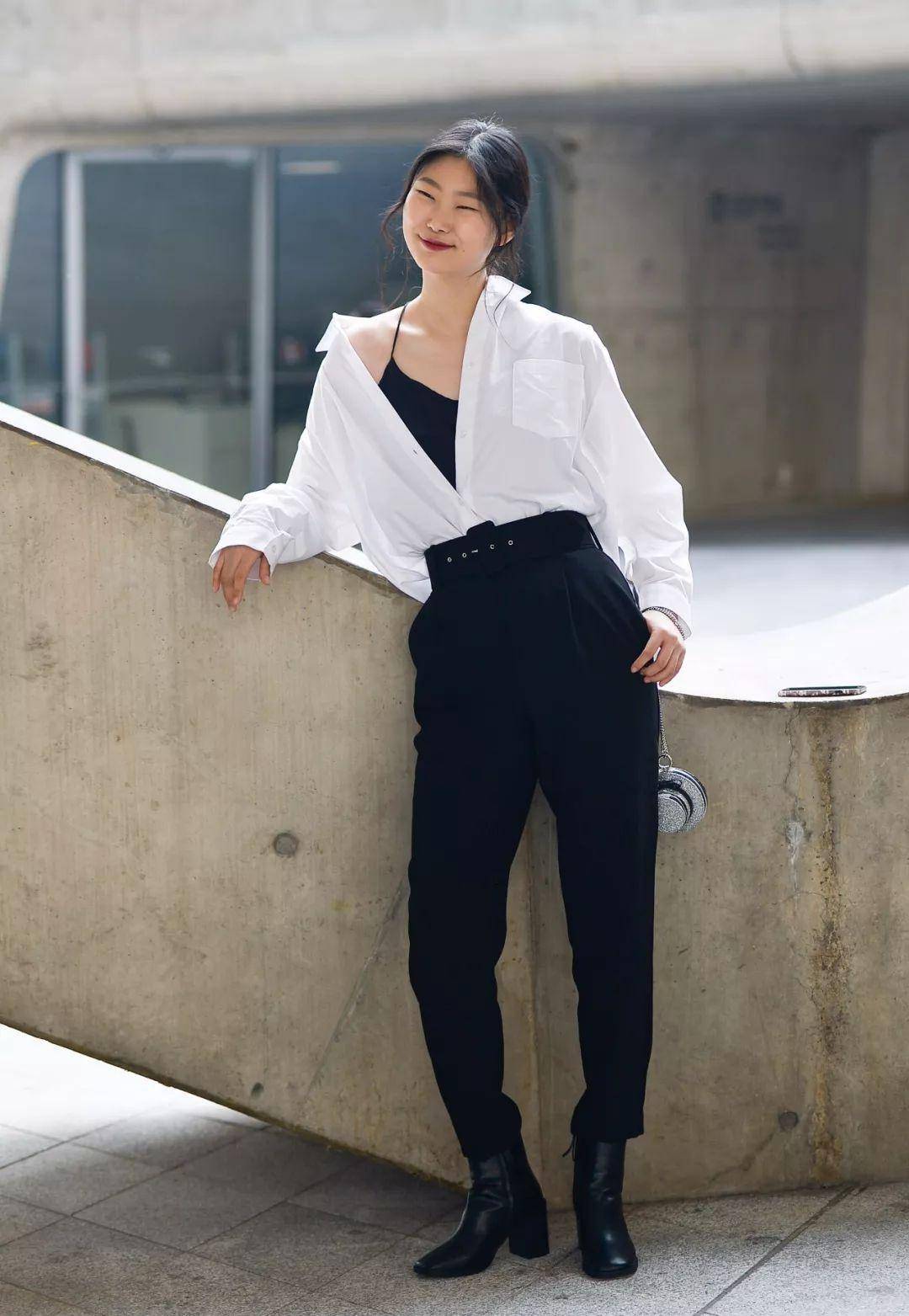 女人不要再"衬衫"塞裤子了,今夏流行这样穿,又酷又高级