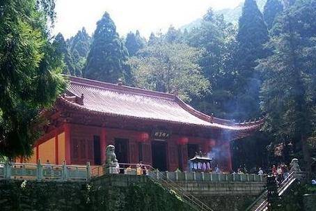 距九江市16公里，藏着一寺庙，建于东晋大元九年，可体验国学文化