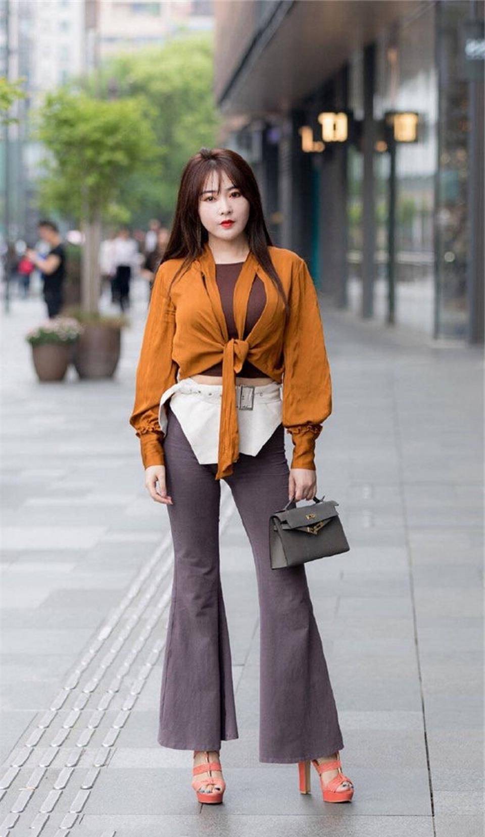 路人街拍,美女穿一双恨天高,踩出了惊人的大长腿既视感_姐姐_牛仔裤