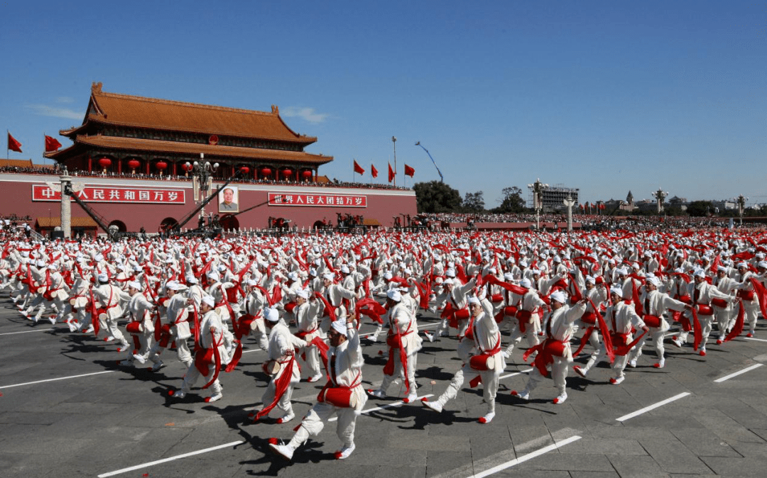 安塞腰鼓参加新中国成立60周年群众游行表演加强基层公共文化服务体系
