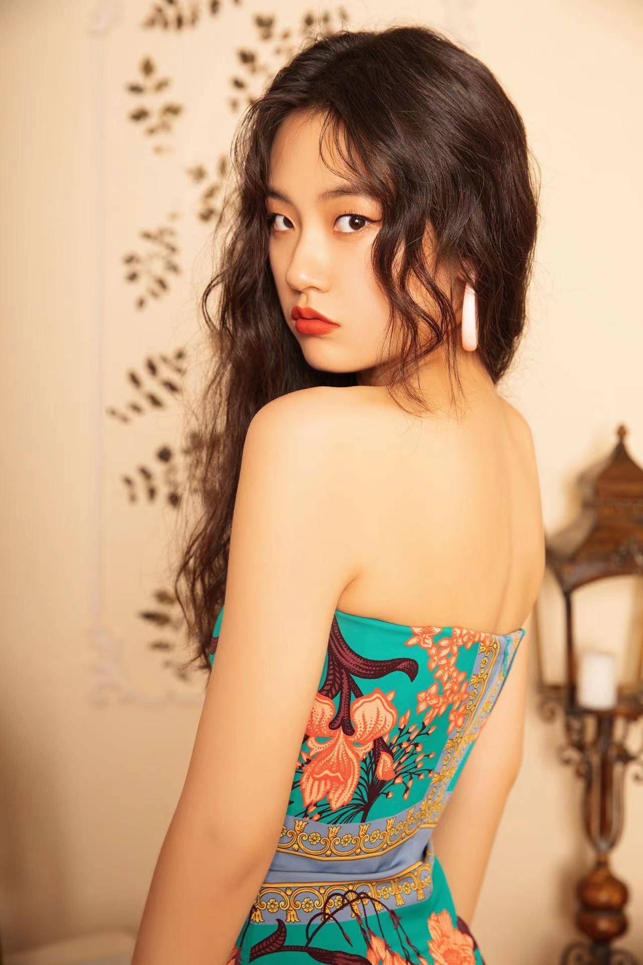 赵雨思拍摄摩登大片 化身港风画报美人韵味十足_镂空_印花_实力