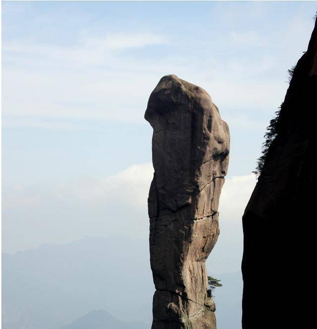 三清山巨蟒峰的是濒危景点，峰顶上有什么，竟有人不惜代价地攀登