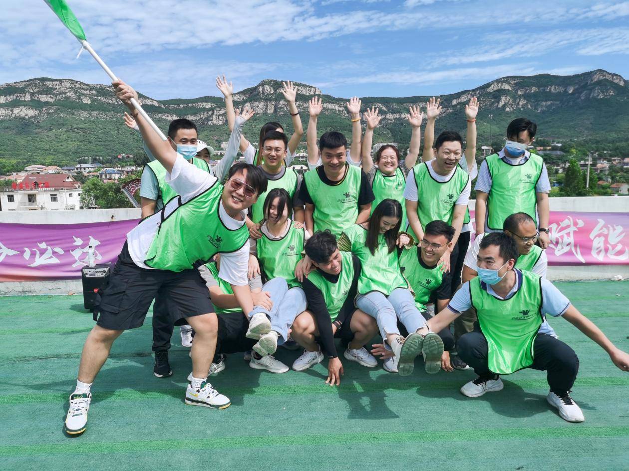 踏着朝阳到达目的地,破冰环节拉开了团队拓展的序幕.