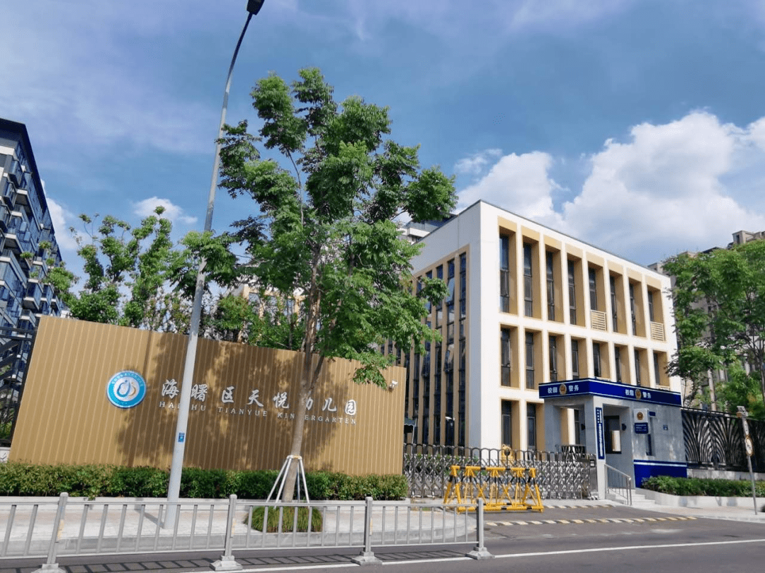 海曙中心小学雅戈尔校区位于西门街道,总用地面积25749平方米,总建筑