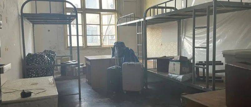 高校安排研一新生住荒废7年校区引不满,校方回应来了_研究生_宿舍_问题