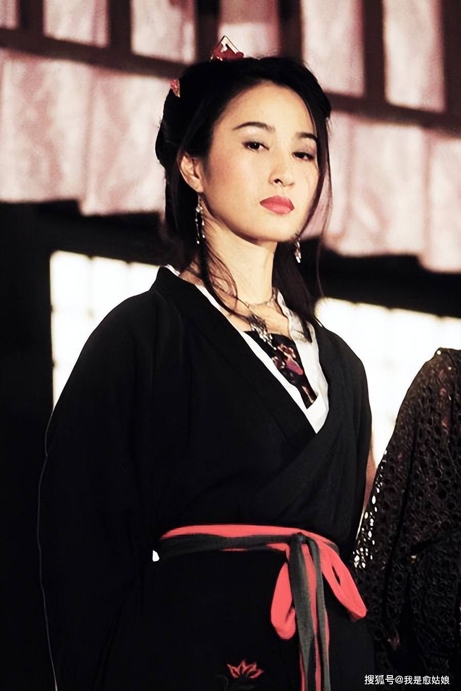 2000年,关咏荷和张家辉搭档出演《金装四大才子》,更是让她红遍大江