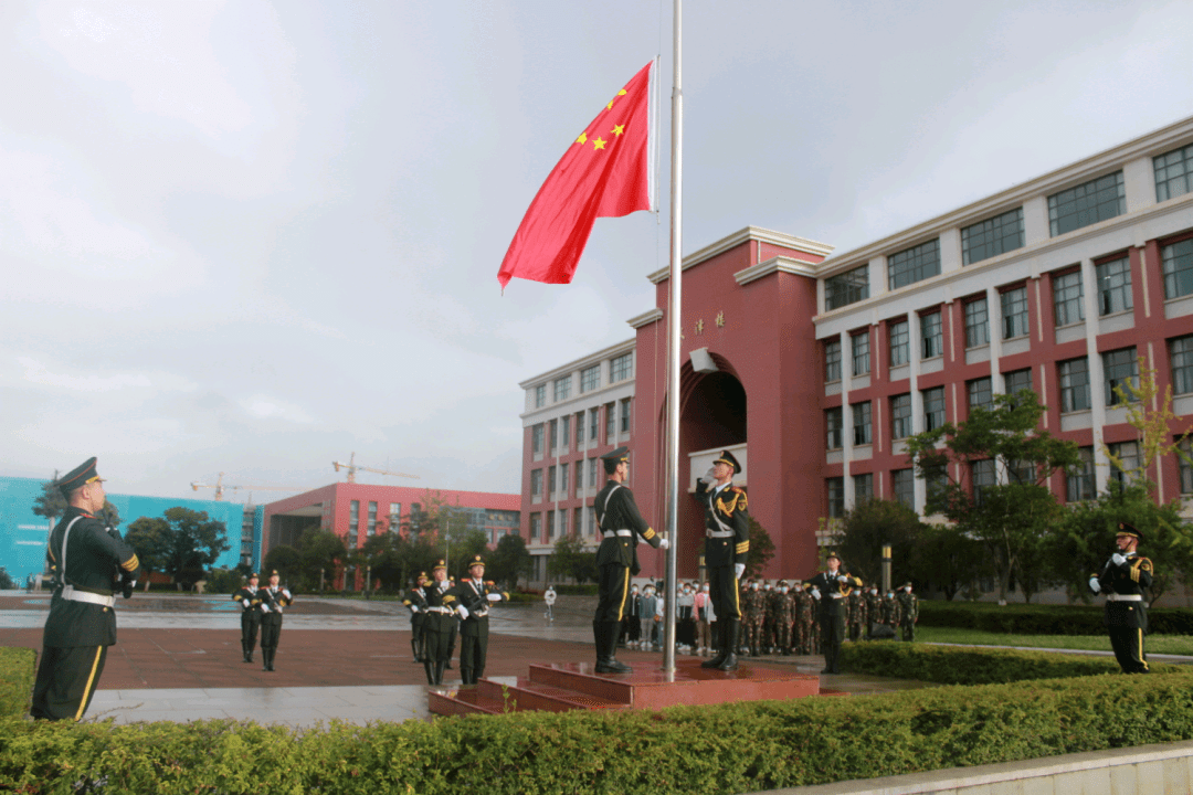 昆明理工大学津桥学院2022-2023学年上学期第一次升旗仪式_青年_国旗