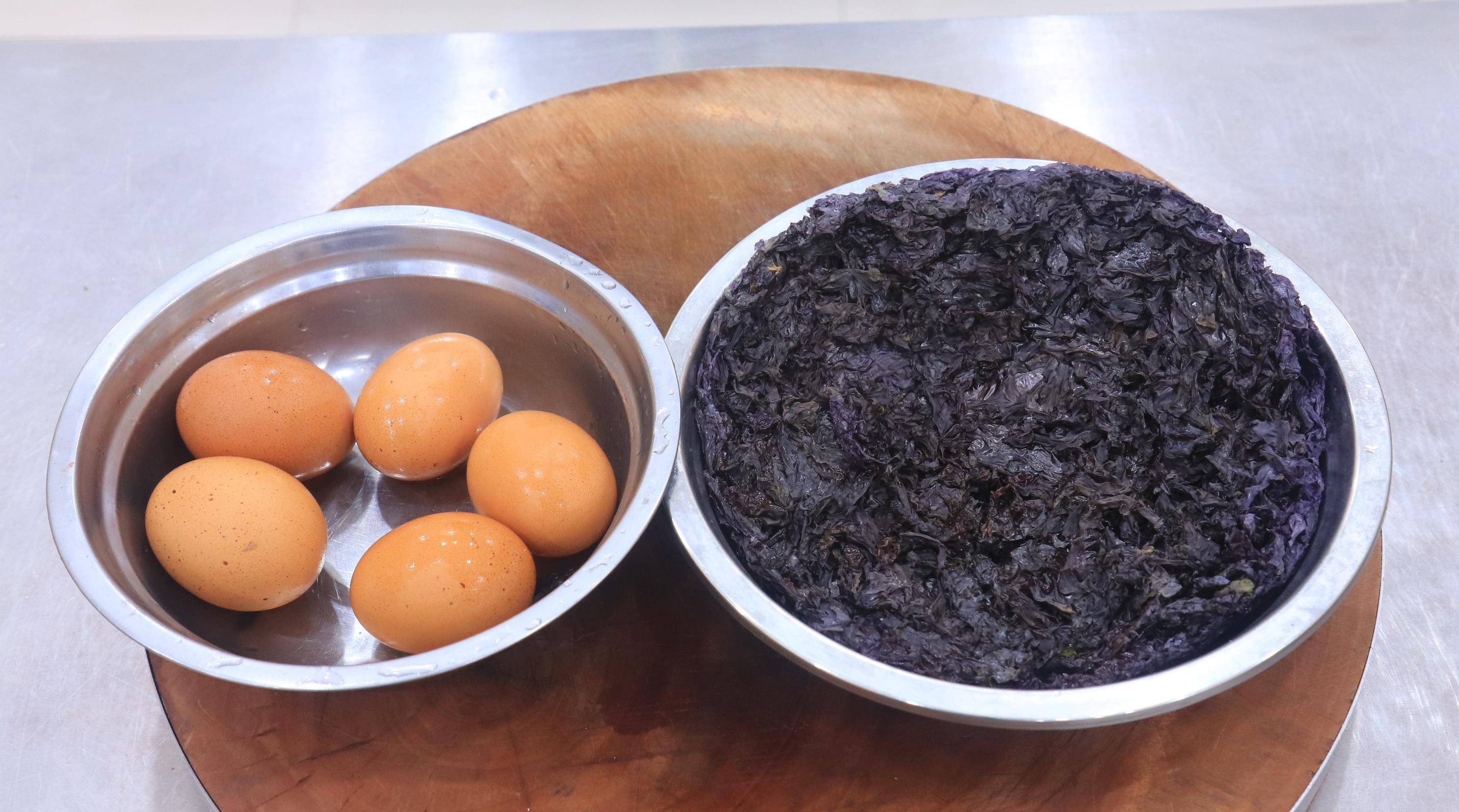 宅在家里不出门也能吃出新意,今天做一道紫菜炒鸡蛋,鲜味十足_盆中_滑