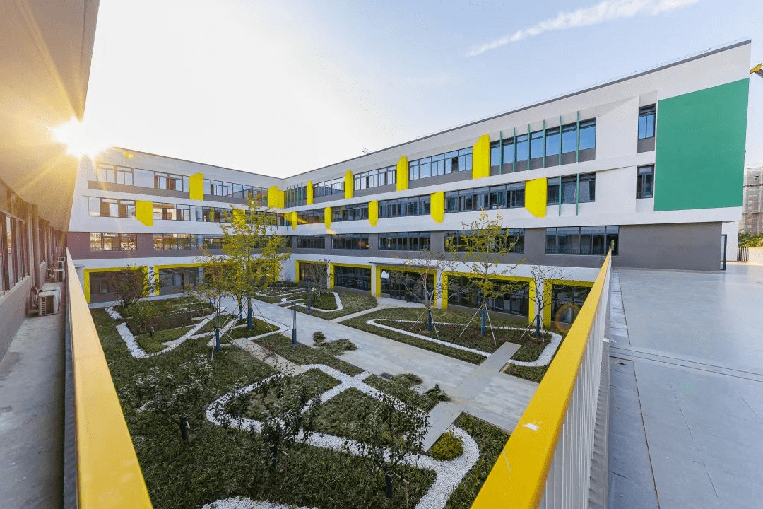 姚家荡实验小学按照省一类标准建设,是一所全日制公办学校.