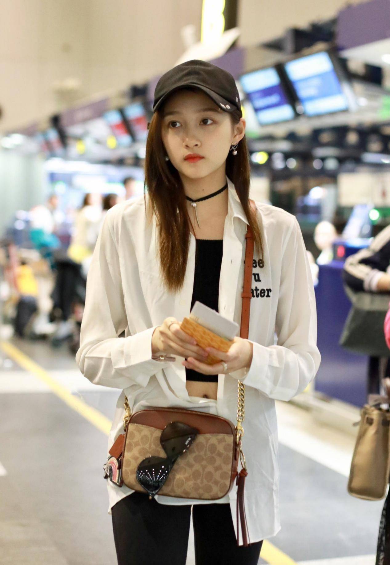 关晓彤有多敢穿,礼服身材前仅"巴掌布"来遮,"魔鬼身材"美绝了_时尚_的