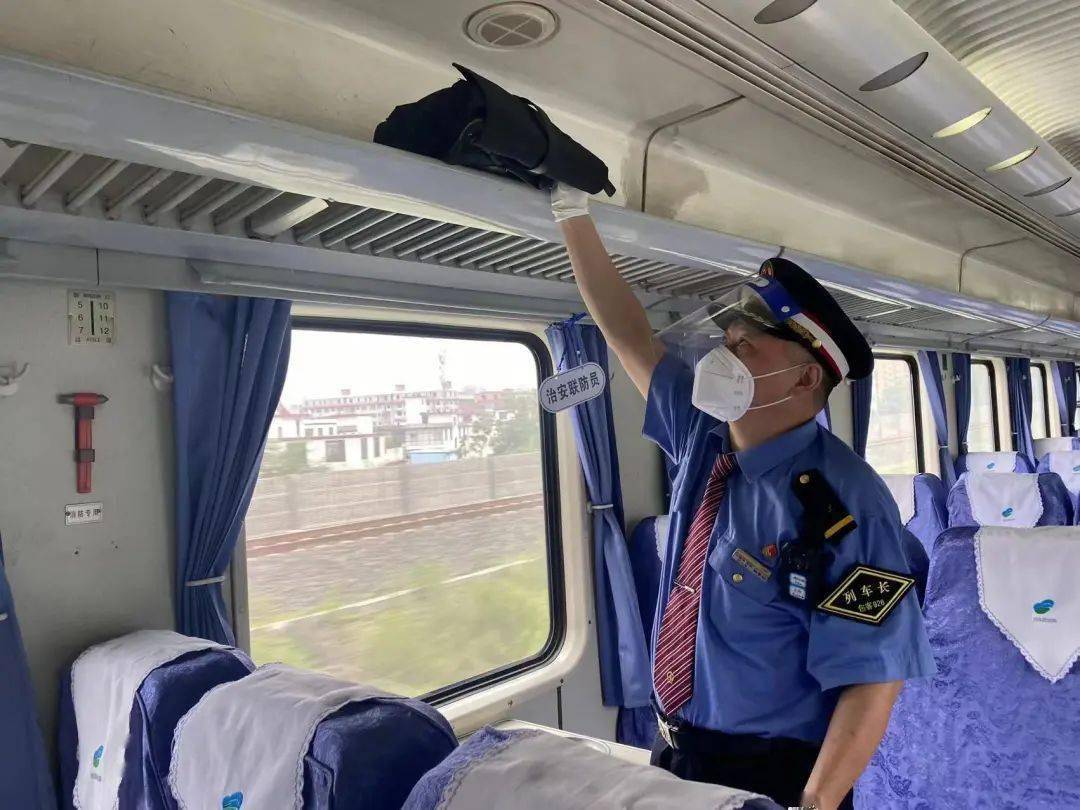发现一个黑色双肩包在行李架上列车长韩雪松在巡视车厢时k655次列车终