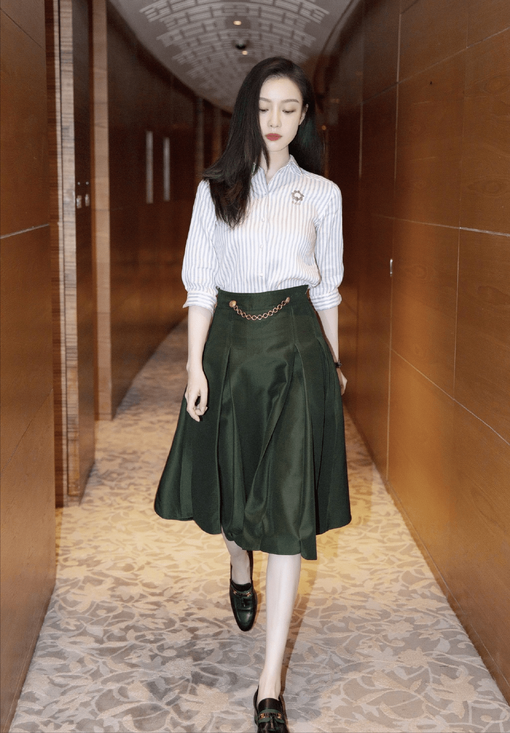 倪妮的气质太好了,穿条纹衬衫搭配墨绿半身裙,斯文简单又好看_墨绿色
