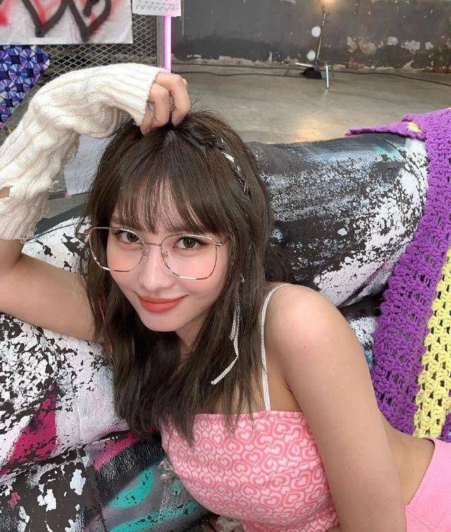 twice成员momo晒出「肚兜」私照,网友:日本女人好性感!