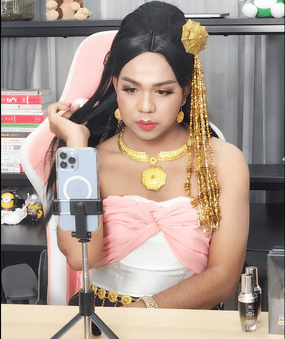 泰国佛教硕士和尚,脱下僧袍,变身女装大佬,爆火网络!