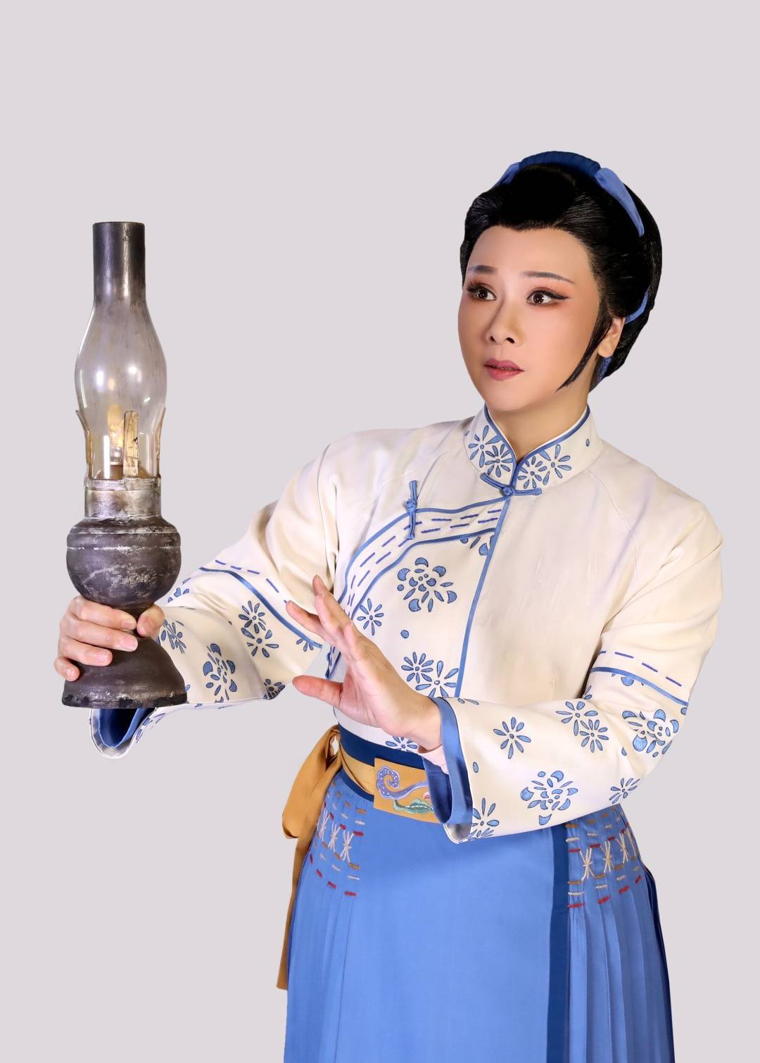 陆静华的扮演者孙薇▲ 张太雷的扮演者周东亮锡剧《烛光在前》中几