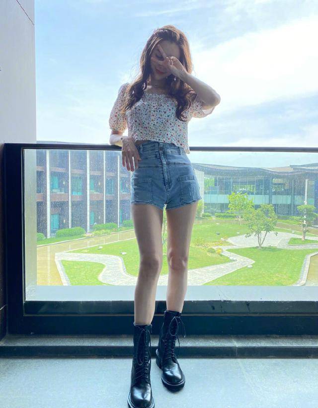 angelababy有多怕输!穿高腰热裤硬p长腿不真实,纸片人身材雷人