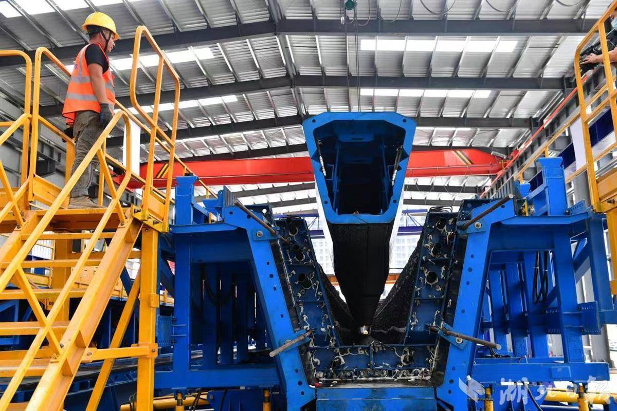 模板系统和鱼雷罐,布料机,移动台车,智能养护窑等设备,形成环形生产线