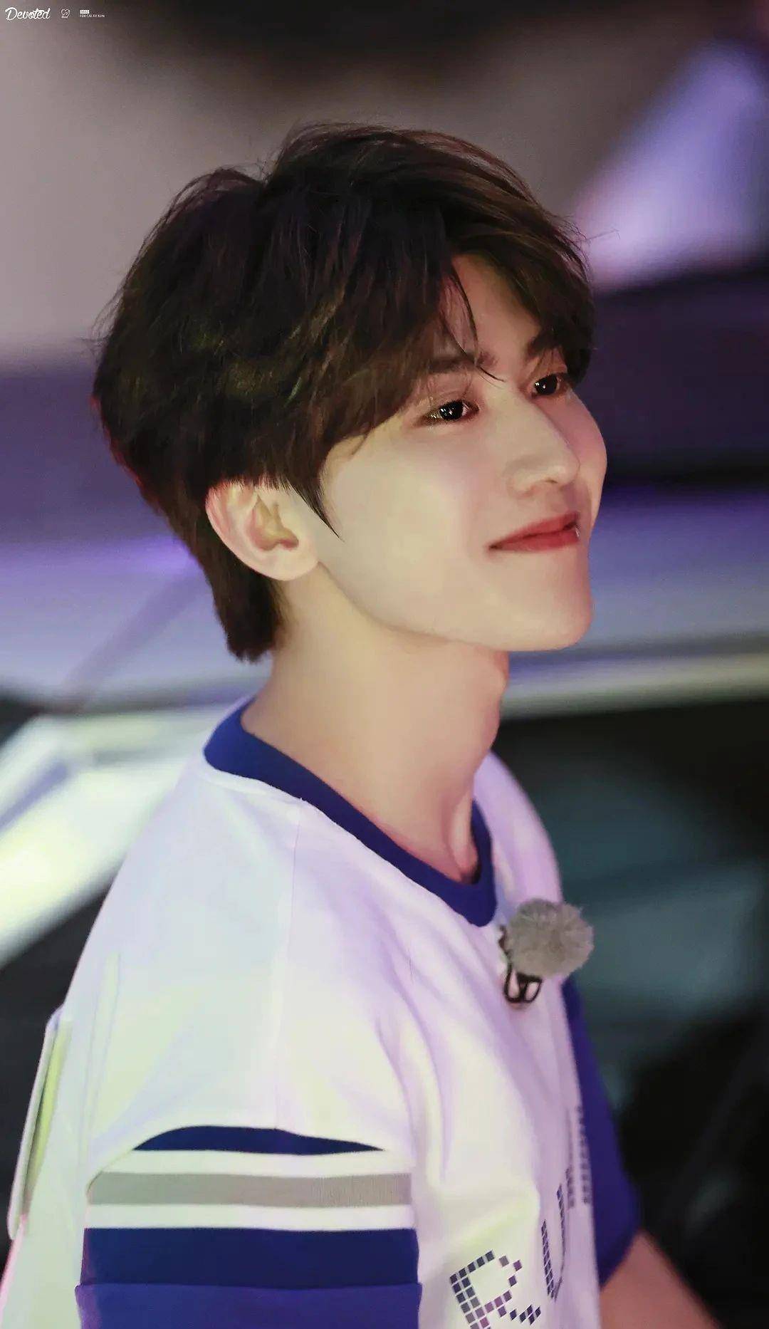 蔡徐坤壁纸:西红柿本人太帅了吧,红色马甲穿着他身上很有时尚感_光阴