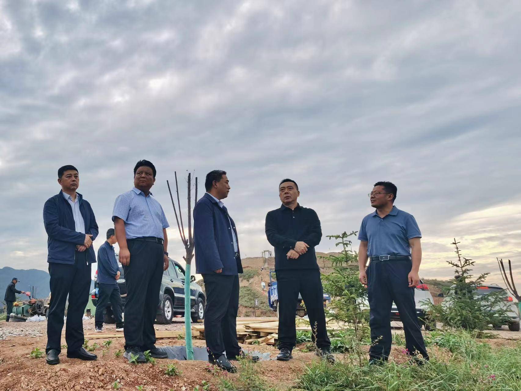 8月30日,县委书记王新强深入城关镇雷山,刘湾,黄山等村,实地调研"一线