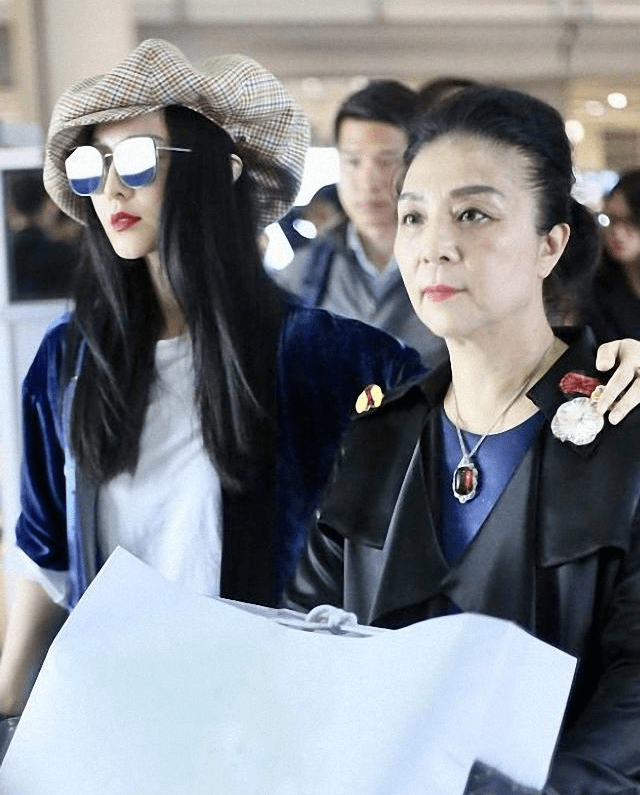 范冰冰妈妈真壕,红宝石项链一颗比一颗大,配真丝外套