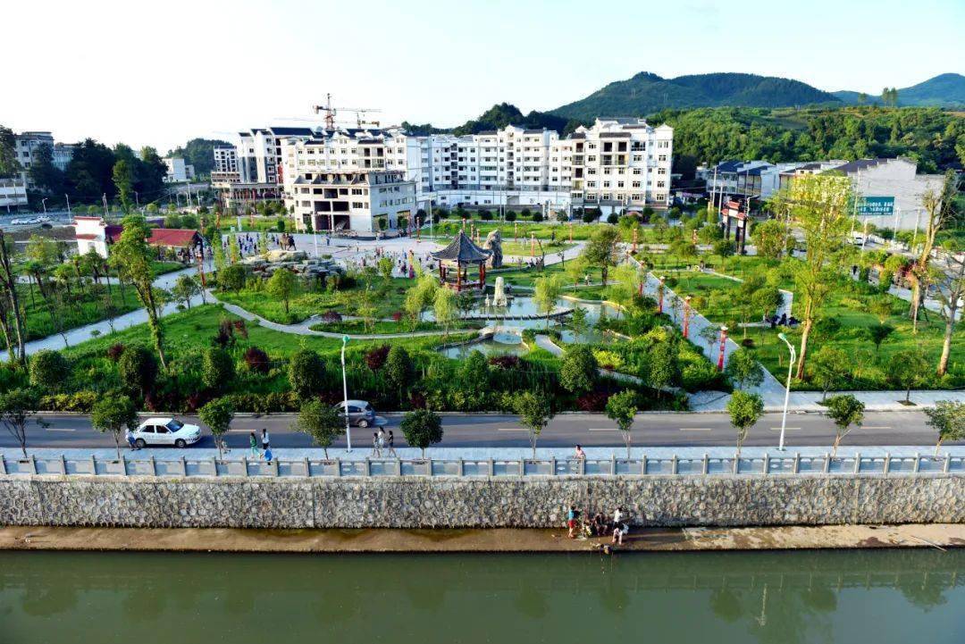 人民日报海外版| 再看梨花屯_琊川镇_小镇_楼房