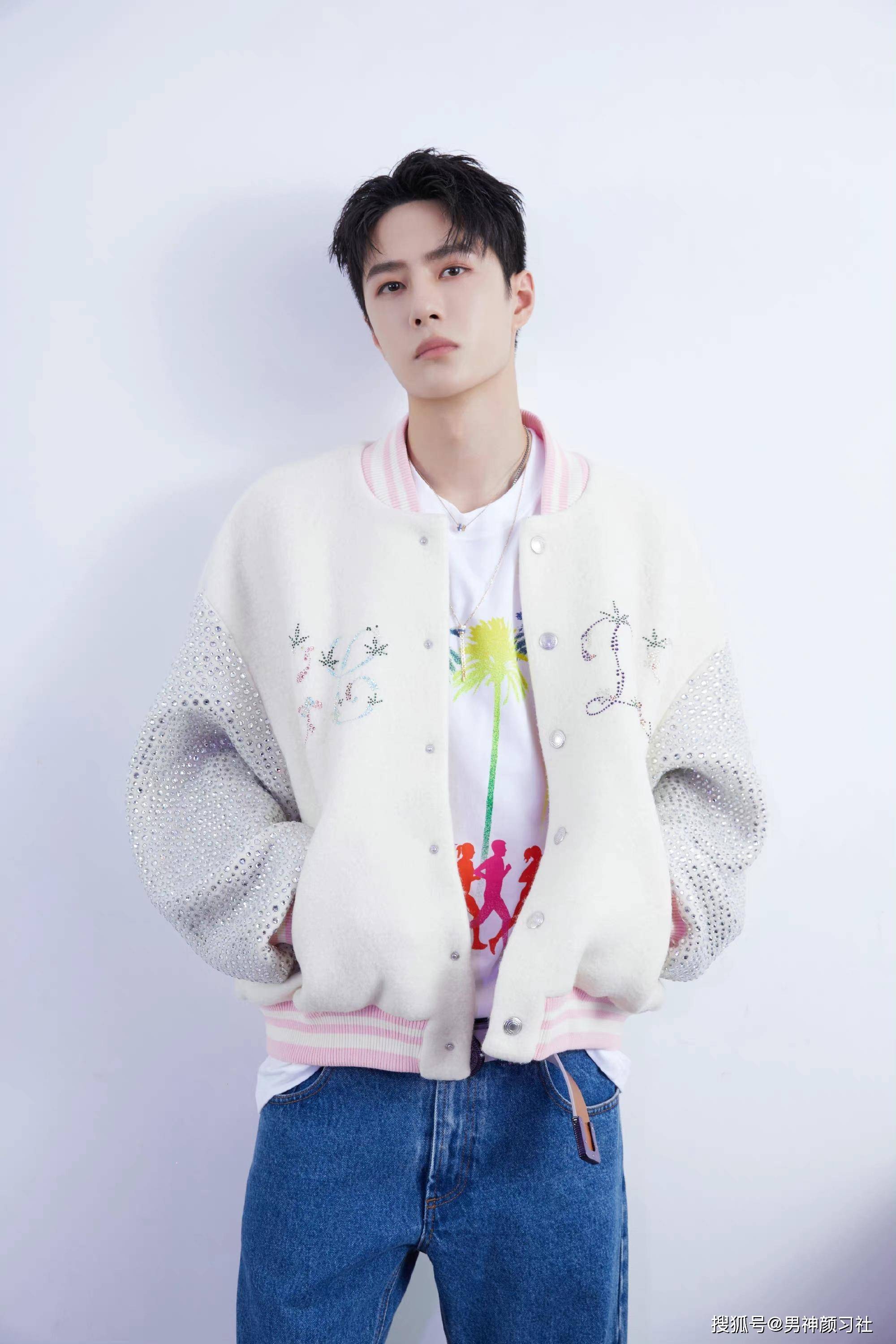 这么多男明星在给你示范棒球服的高阶穿法,总能学会了吧?