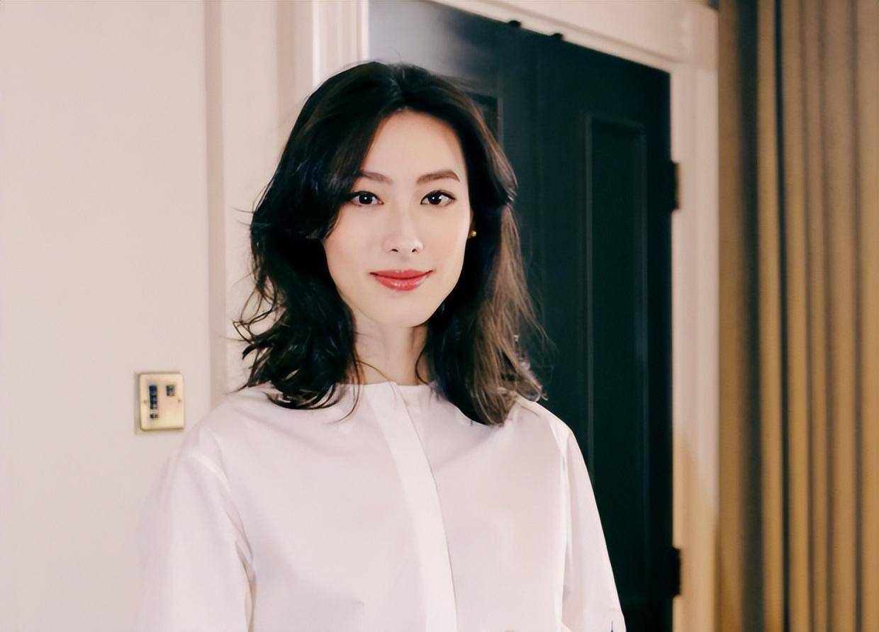 梁洛施晒黑白健身照,疑内涵李嘉诚:为其生3子却不配继承财产_李泽楷