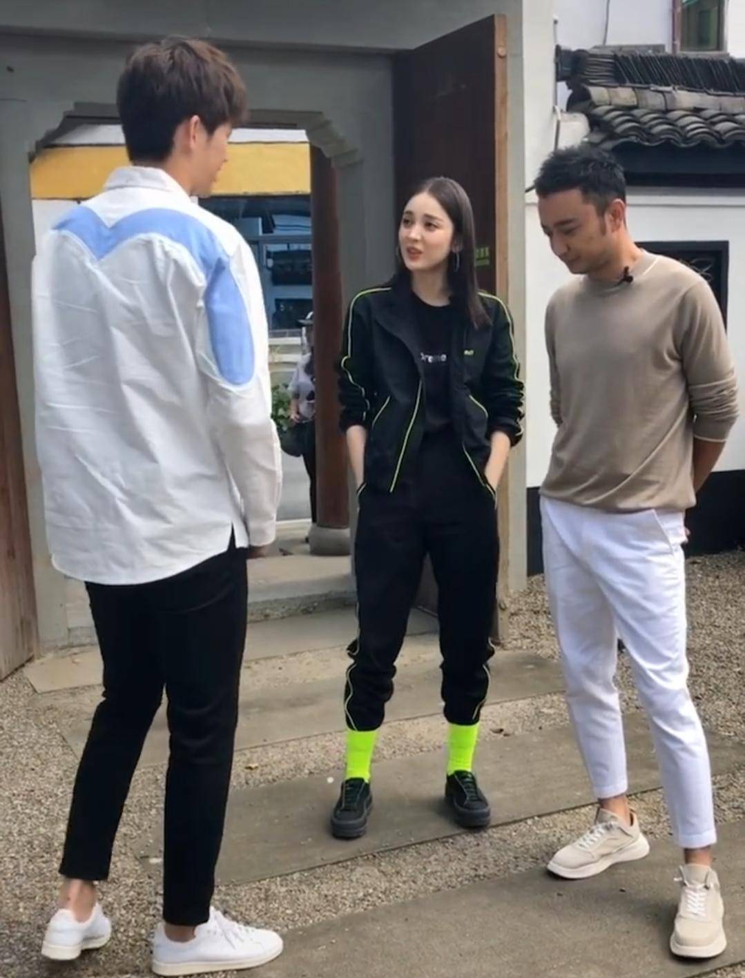 路人抓拍娜扎没开长腿特效,原本身高被疯传,网友:还会被圈粉吗_女孩